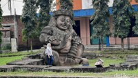 Arca Dwarapala dengan ukuran sangat besar dapat kamu jumpai di Desa Candirenggo, Kecamatan Singosari, Kabupaten Malang. Arca di sini jumlahnya sepasang dengan ketinggian masing-masing 3,7 meter. Foto: Putu Intan/detikcom