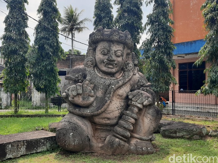 Arca Dwarapala peninggalan Kerajaan Singasari di Malang Arca Dwarapala peninggalan Kerajaan Singasari di Malang