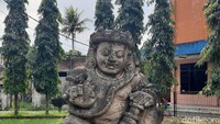 Keindahan terlihat dari penggambaran arca yang natural dengan detail tubuh menyerupai manusia yang menjadi ciri khas seni Kerajaan Singosari. Selain itu, terdapat hiasan berupa kepala tengkorak yang kental dengan unsur Tantrayana, aliran yang dianut raja Singosari. Foto: Putu Intan/detikcom