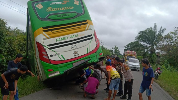 Bus yang membawa jemaah haji kecelakaan di Batanghari