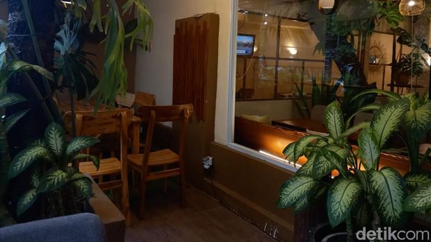 Cafe di Makassar yang mengusung konsep taman.