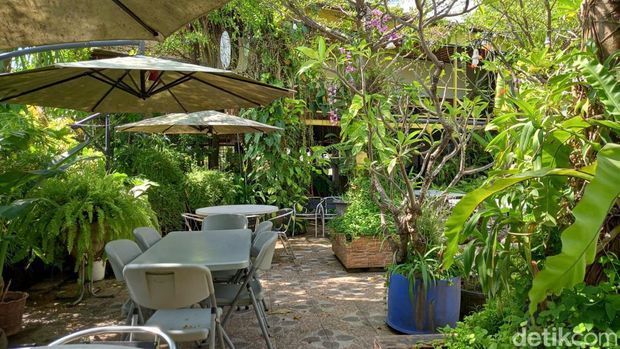 Cafe di Makassar yang mengusung konsep taman.