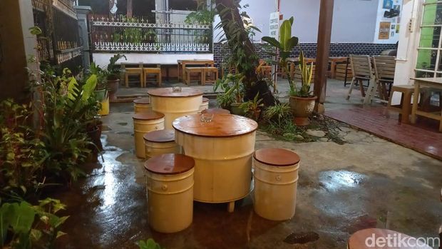 Cafe di Makassar yang mengusung konsep taman.