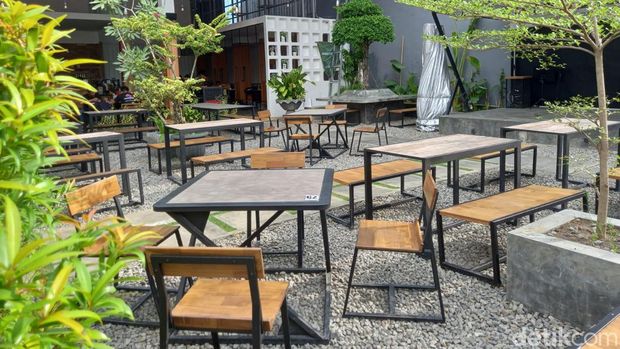 Cafe di Makassar yang mengusung konsep taman.