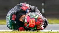 Quartararo awalnya mengalami lowside, sebelum kemudian dipaksa menyudahi balapan lewat insiden highside. Foto: Getty Images/BSR Agency