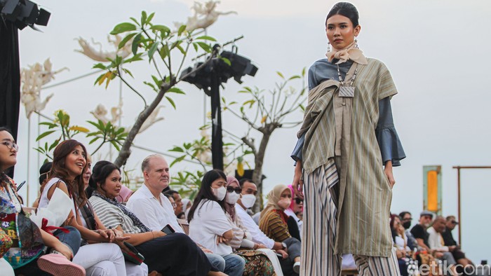 Fashion show karya desainer Phillip Iswardono. Foto: PIUS ERLANGGA Fashion show karya desainer Phillip Iswardono. Foto: PIUS ERLANGGA