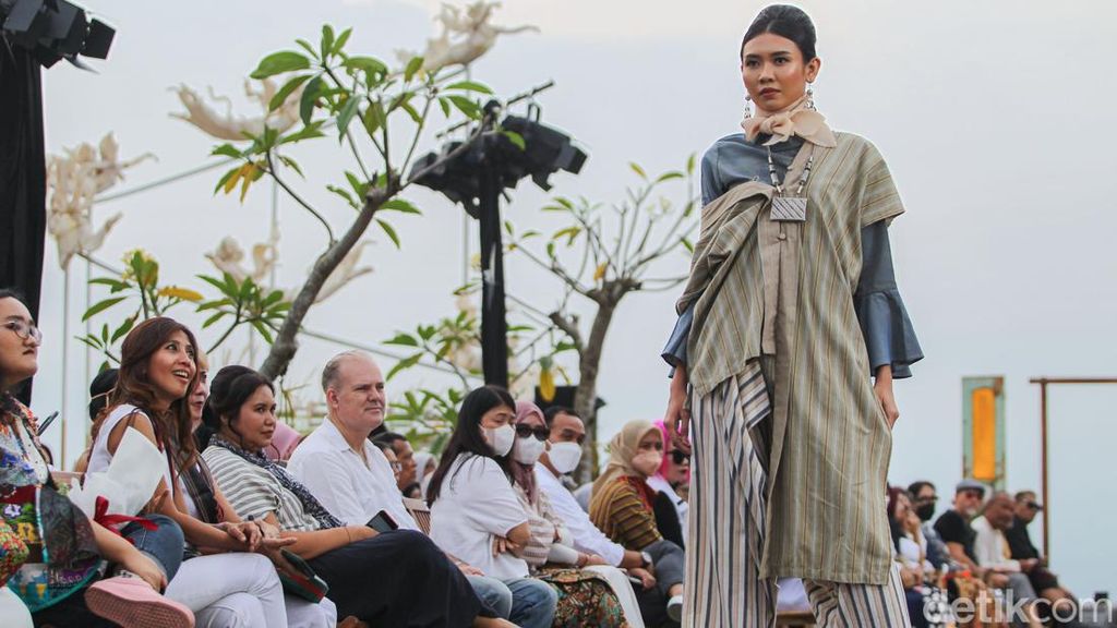 Desainer Phillip Iswardono Pamerkan Karya Busana Lurik di 15 Tahun Berkarya