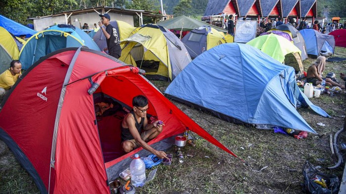 FESTIVAL 1000 TENDA KALDERA DI DANAU TOBA Peserta mengikuti Festival 1000 Tenda Kaldera di Desa Meat, Balige, Toba, Sumatera Utara, Sabtu (25/6/2022). Festival 1000 Tenda Kaldera Toba ini bertujuan untuk memperkenalkan Desa Meat sebagai destinasi wisata baru yang menawarkan keindahan alam Danau Toba serta menggerakkan perekonomian desa melalui pariwisata. ANTARA FOTO/Fransisco Carolio/Lmo/wsj.