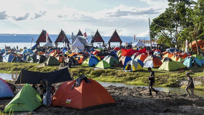 Peserta mengikuti Festival 1000 Tenda Kaldera di Desa Meat, Balige, Toba, Sumatera Utara, Sabtu (25/6/2022). Festival 1000 Tenda Kaldera Toba ini bertujuan untuk memperkenalkan Desa Meat sebagai destinasi wisata baru yang menawarkan keindahan alam Danau Toba serta menggerakkan perekonomian desa melalui pariwisata. ANTARA FOTO/Fransisco Carolio/Lmo/wsj.