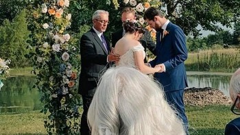 Gaun pengantin? Bukan, itu rambut. Foto: Brightside