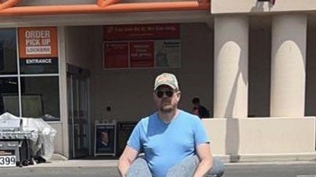 Itu bukan kakinya ya, coba tebak! Foto: Brightside