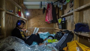 Tidak ada kamar mandi dalam. Aktivitas mandi dilakukan di luar. (istimewa/wonkim)