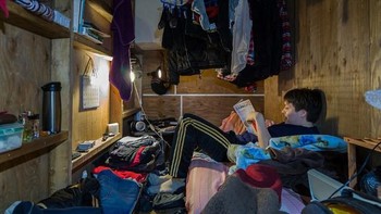 Fotografer asal Korea Selatan, Won Kim, memotret keseharian mereka yang tinggal di hotel sempit di Tokyo. (istimewa/wonkim)