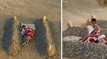 Foto seorang anak yang sedang tidur di dekat makam orang tuanya yang telah meninggal di Suriah ternyata adalah foto rekayasa, si anak dan fotografer saling mengenal dan faktanya kuburan tersebut bukan milik orangtuanya. Foto: Boredpanda