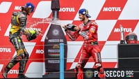 Di atas podium, dua jebolan akademi balapnya Valentino Rossi itu pun bersuka cita. Foto: ANP via Getty Images/ANP