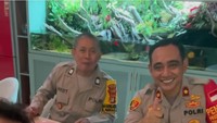 Menjalin silaturahmi dengan para petinggi penting, Raffi Ahmad juga pernah menyambut Kapolsek Cinere. Mulai dari kue tradisional hingga beragam makanan lezat lainnya tampak disuguhkan. Foto: Instagram/raffinagita1717