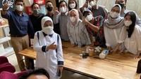 Anak Raffi Ahmad, Rayyanza, juga pernah dikunjungi oleh Menteri Ketenagakerjaan yaitu Ida Fauziah. Momen makan bersama yang ramai menjadi cara penyambutan yang begitu hangat. Foto: Instagram/raffinagita1717