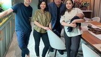 Mendapat kunjungan dari konglomerat batu bara, Raffi Ahmad dan Nagita Slavina sempat menyajikan makan malam. Percakapan yang ringan dan hangat juga dilakukan saat makan malam berlangsung. Foto: Instagram/raffinagita1717