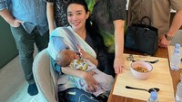 Saat Rayyanza baru lahir, keluarga Sultan Andara ini juga mendapat kunjungan dari Wakil Direktur Mandalika Grandprix Association, Cahyadi Wanda. Semangkuk makanan yang lezat terlihat disajikan sebagai suguhan pada kunjungan tersebut.  Foto: Instagram/raffinagita1717