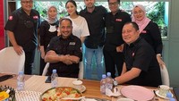 Kediaman Raffi Ahmad dan Nagita Slavina pernah dikunjungi secara eksklusif oleh para petinggi dari televisi swasta. Untuk menyambut tamunya, Raffi dan Nagita memilih menyediakan nasi liwet yang tradisional. Foto: Instagram/raffinagita1717