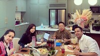 Menyambut kehadiran pemilik klub sepakbola Bali United, Raffi Ahmad dan Nagita Slavina menyiapkan banyak makanan lezat. Ada nasi kuning hingga beragam lauk pelengkap dinikmati bersama. Foto: Instagram/raffinagita1717