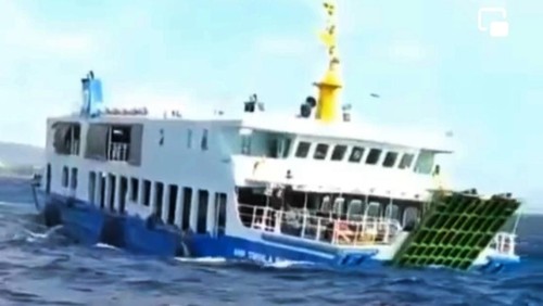 gelombang tinggi selat bali hempas kapal