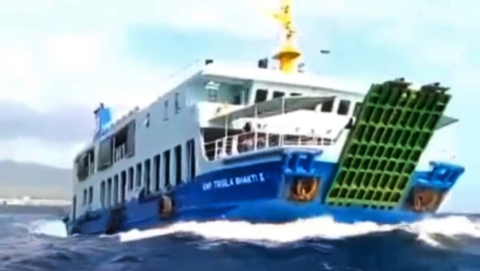 gelombang tinggi selat bali hempas kapal