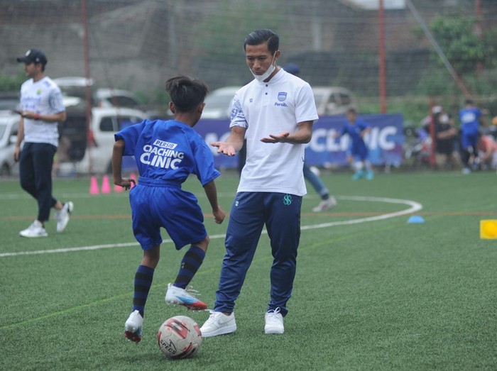 Henhen, pemain Persib Bandung memberi coaching clinic.