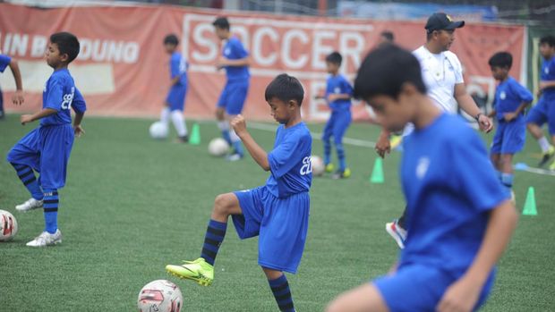 Henhen, pemain Persib Bandung memberi coaching clinic.