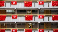 Tak hanya bendera China, terlihat juga sebuah bendera Hong Kong.