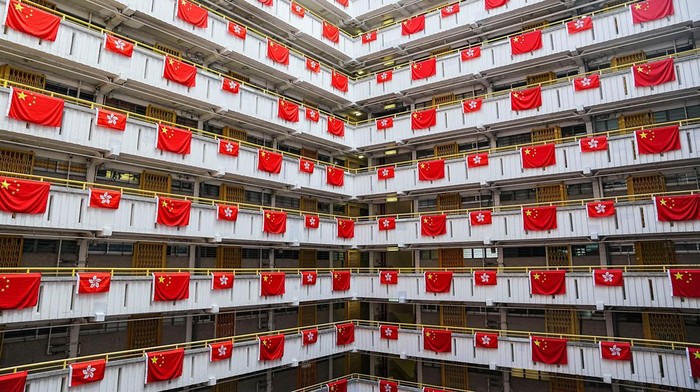 HONGKONG-SECURITY/ Rows of Chinese and Hong Kong flags decorate a residential building, ahead of the 25th anniversary of Hong Kong's handover to China from Britain, in Hong Kong, China June 26, 2022. REUTERS/Lam Yik