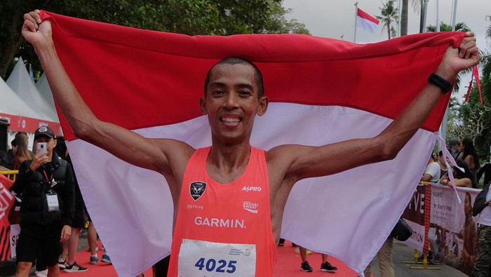 INDONESIA INTERNATIONAL MARATHON 2022 BALI Pelari Indonesia Agus Prayogo berselebrasi saat menyelesaikan perlombaan dengan finis di urutan pertama dengan catatan waktu 2 jam 36 menit 14 detik pada kategori Full Marathon 42 kilometer putra dalam Indonesia International Marathon (IIM) di Sanur, Denpasar, Bali, Minggu (26/6/2022). Kegiatan Marathon yang dibagi empat kategori yakni Full Marathon 42 kilometer, Half Marathon 21 kilometer, 10 kilometer dan 5 kilometer tersebut diikuti 3.500 pelari dari 20 negara dengan rute melintasi kawasan objek wisata Sanur dan Kuta untuk pemulihan pariwisata dan ekonomi Bali akibat terdampak pandemi COVID-19. ANTARA FOTO/Nyoman Hendra Wibowo/foc.