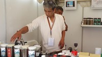 Abah Ayi Suteja, petani kopi dari desa Cimaung menjadi pelopor kopi Palalangon yang diproses alami (natural wash). Kopi istimewanya diseduh dan bisa dicicipi langsung. Foto: Detikfood