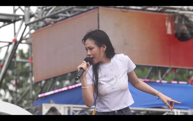 Pada Minggu (25/6/2022), BIBI tampil memakai kaos putih dan rok denim pendek. Saat menyanyikan ‘She Got It (Cigarette and Condom)’, BIBI membuat penonton riuh saat membuka kaosnya yang basah kuyup. Foto: dok. YouTube BIBI__ONLY