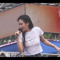 Pada Minggu (25/6/2022), BIBI tampil memakai kaos putih dan rok denim pendek. Saat menyanyikan ‘She Got It (Cigarette and Condom)’, BIBI membuat penonton riuh saat membuka kaosnya yang basah kuyup. Foto: dok. YouTube BIBI__ONLY