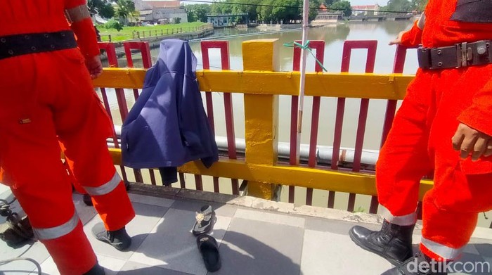 Jaket dan saldal milik korban di jembatan Jagir