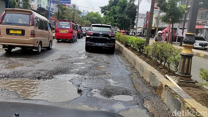 Jalan KH Abdullah bin Nuh Kabupaten Cianjur dipenuhi lubang