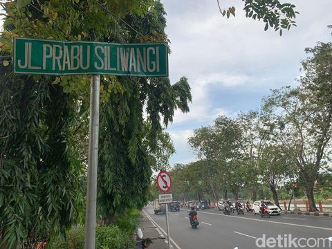 Pada Februari 2019, Gubernur Jawa Timur Soekarwo dua nama jalan di Surabaya. Dua jalan itu yakni Jalan Sunda dan Prabu Siliwangi.