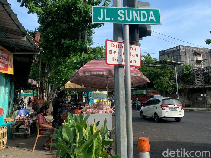 Pada Februari 2019, Gubernur Jawa Timur Soekarwo dua nama jalan di Surabaya. Dua jalan itu yakni Jalan Sunda dan Prabu Siliwangi.