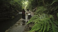 Terdapat jalan setapak sepanjang 1 kilometer yang menawarkan pengalaman menarik lewat lembah sempit nan asri.