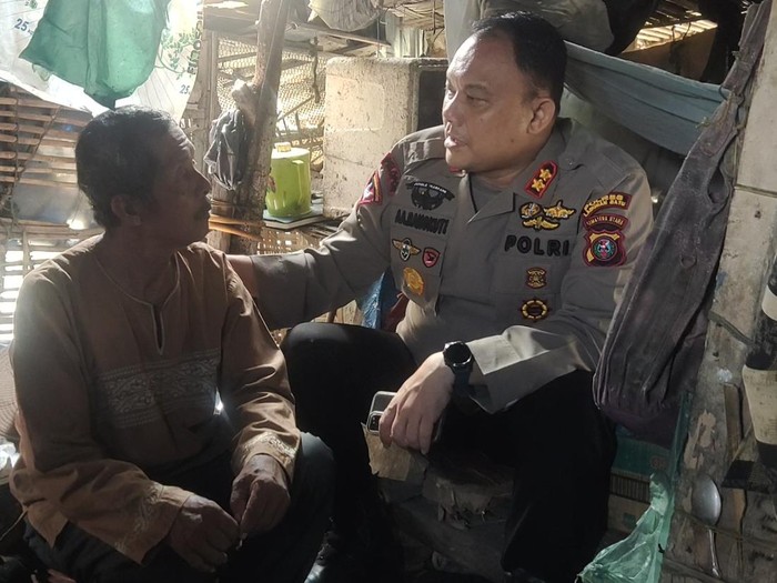 Kapolres Labuhanbatu AKBP Anhar Arlia Rangkuti menjemput Muhadi dari desa Aek Korsik, Aek Kuo Labura. Foto: Ahmad Fauzi Manik/detikSumut