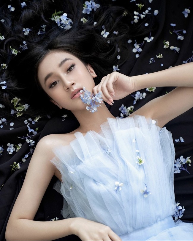 Penampilannya terlihat dreamy saat memakai puffy dress berwarna biru pastel. Keisya Lavronka dinilai anggun dan elegan dengan gaya make up natural. Foto: dok. Instagram @keisyalevronka