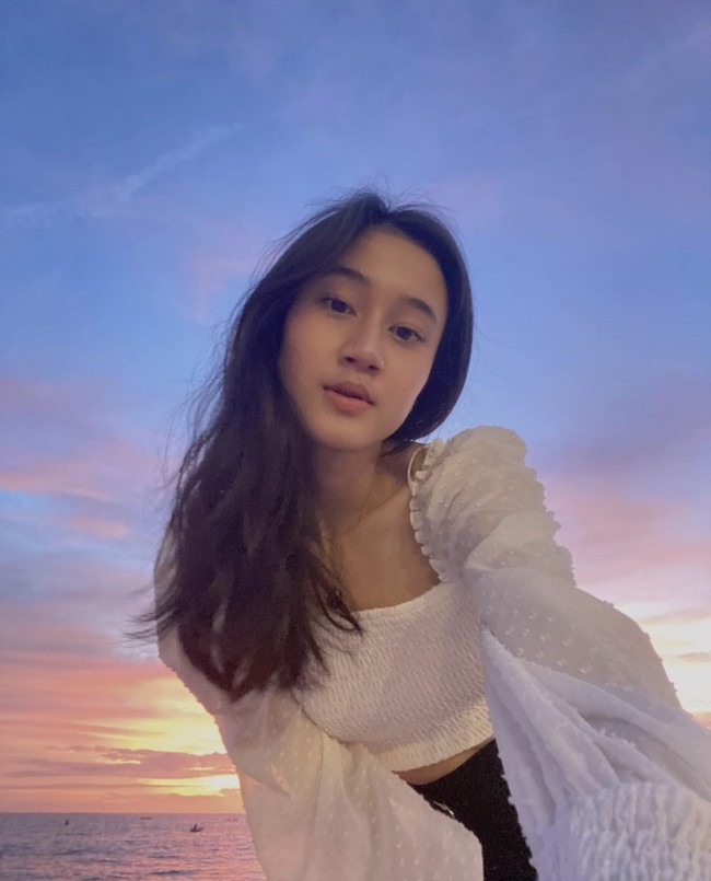 Keisya Lavronka belakangan menjadi sorotan publik. Penyanyi jebolan Indonesian Idol itu memiliki paras cantik alami. Ini penampilannya saat minim make up di Bali. Foto: dok. Instagram @keisyalevronka