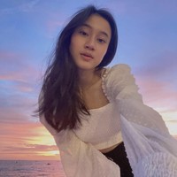 Keisya Lavronka belakangan menjadi sorotan publik. Penyanyi jebolan Indonesian Idol itu memiliki paras cantik alami. Ini penampilannya saat minim make up di Bali. Foto: dok. Instagram @keisyalevronka