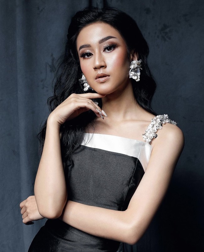 Makeup yang bold membuat penyanyi 19 tahun itu terlihat lebih dewasa. Penggemar pun pangling dengan penampilan Keisya yang tampil kasual dalam keseharian. Foto: dok. Instagram @keisyalevronka