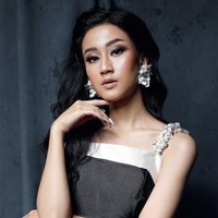 Makeup yang bold membuat penyanyi 19 tahun itu terlihat lebih dewasa. Penggemar pun pangling dengan penampilan Keisya yang tampil kasual dalam keseharian. Foto: dok. Instagram @keisyalevronka