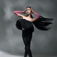 Dia berani tampil beda saat memakai dress asimetris yang dipadukan dengan long heeled boots dan arm sleeves berwarna pink. Dengan rambut extension dan ekspresi smize, Keisya Lavronka dinilai cocok ikut kontes Indonesia’s Next Top Model. Foto: dok. Instagram @keisyalevronka
