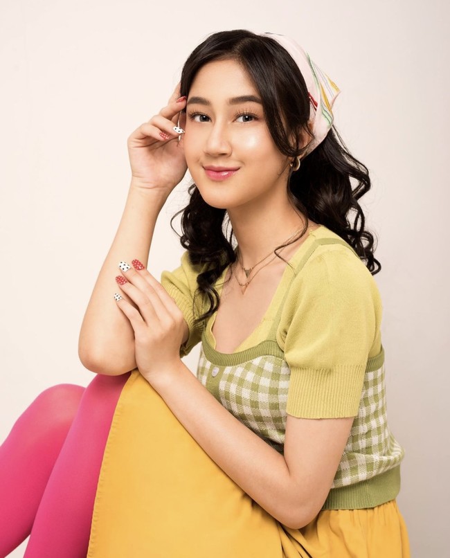 Pelantun ‘Tak Ingin Usai’ itu juga tampil dengan outfit colorful ibarat cewek kue (istilah yang ramai digunakan para gen z). Foto: dok. Instagram @keisyalevronka