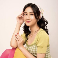 Pelantun ‘Tak Ingin Usai’ itu juga tampil dengan outfit colorful ibarat cewek kue (istilah yang ramai digunakan para gen z). Foto: dok. Instagram @keisyalevronka