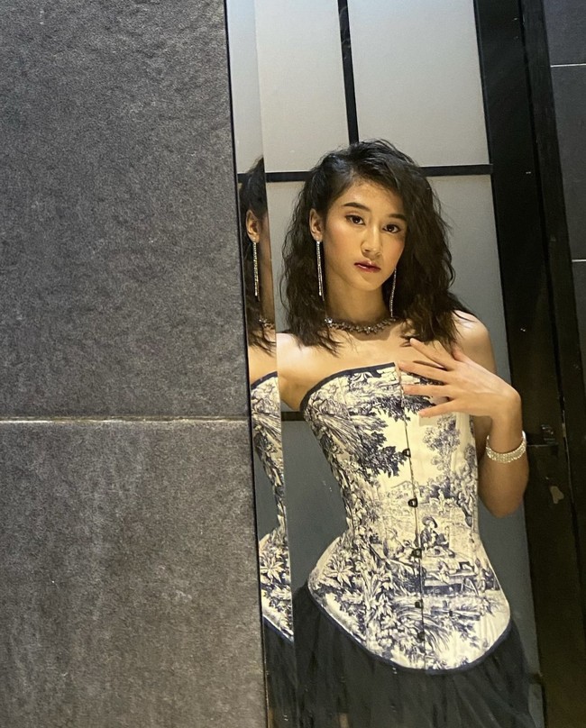 Penggemar memanggilnya ‘Seo Ye Ji versi Indonesia’ saat mengunggah foto memakai dress berbentuk korset. Pasalnya Keisya memiliki pinggang yang pinggang semut seperti bintang It’s Okay to Not Be Okay itu. Foto: dok. Instagram @keisyalevronka